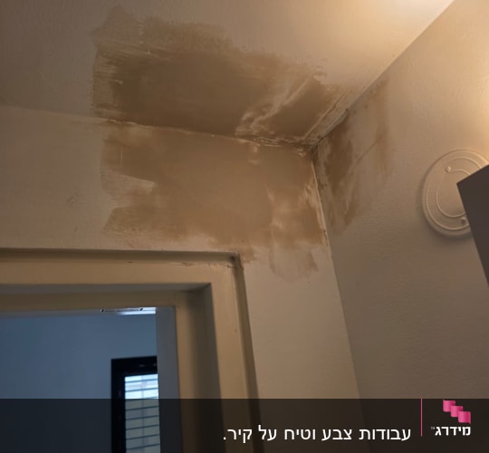 תיקון קיר עם טיח בפינה של חדר